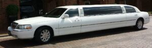 Bachelorette party ideas Nashville limo Viaja en limusina al salón de fiestas.